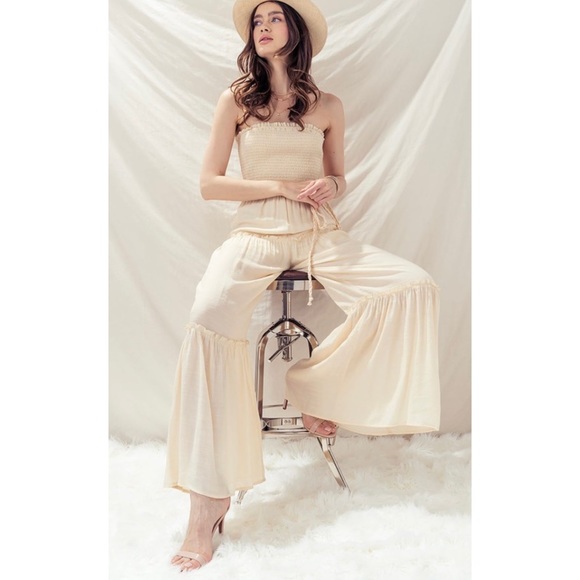 Pants - 🆕Strapless wide leg smocked jumpsuit